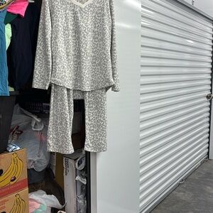 Celebrity PINK Gray White Animal Print Fleece 2 Pc PJ’s Pajamas V-Neck Elastic M